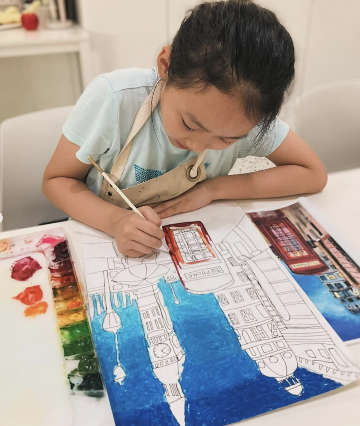 자랑스럽게 작품 가방을 보여주는 남자 아이