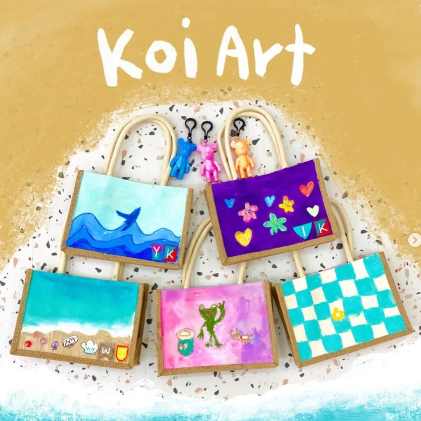 자신이 꾸민 가방을 들고 있는 여자 아이