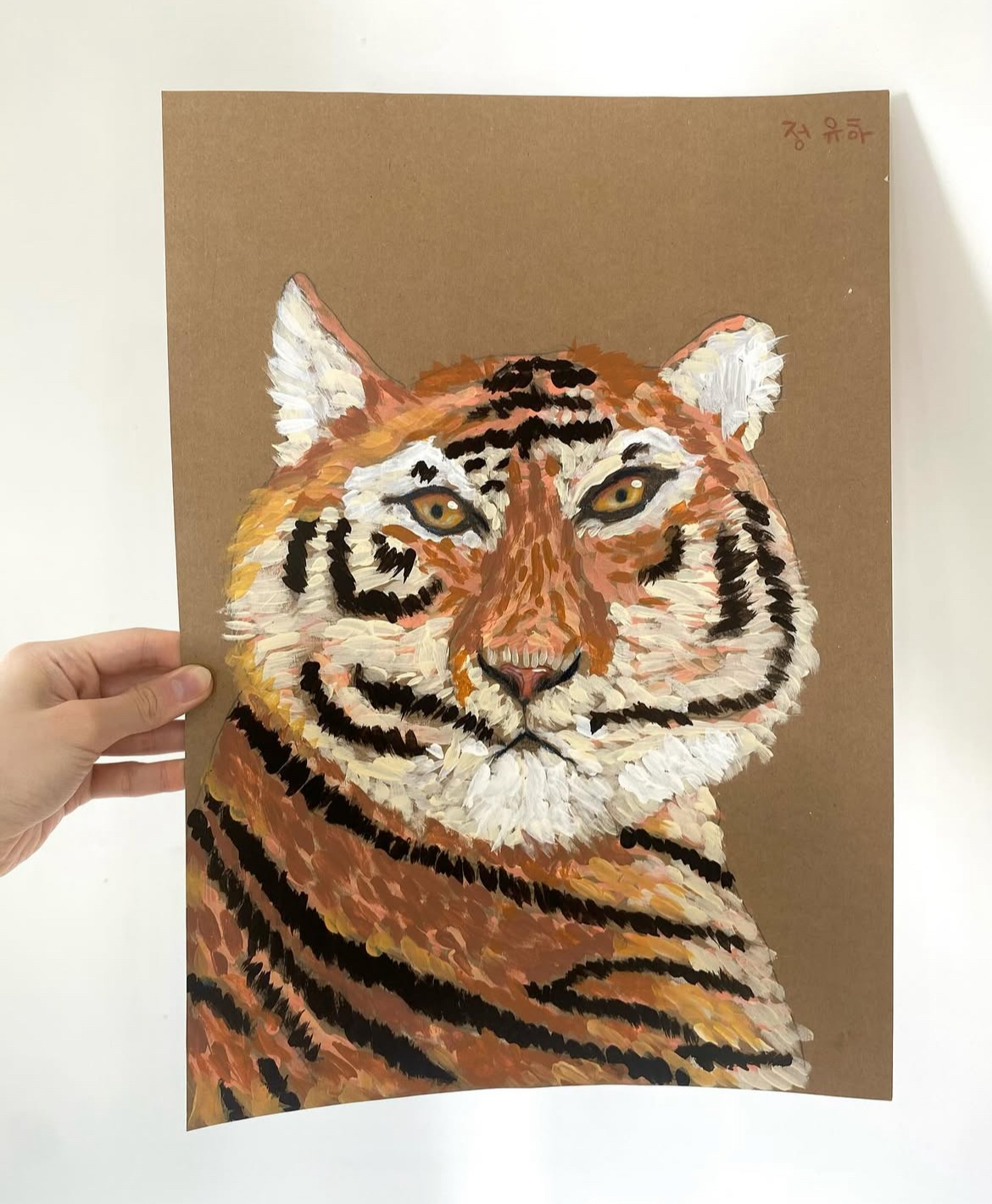 예쁜 원피스를 입고 작품 가방을 든 여자 아이